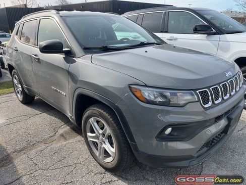 Used 2023 Jeep Compass Latitude w/ Convenience Group AWD/4WD image 2