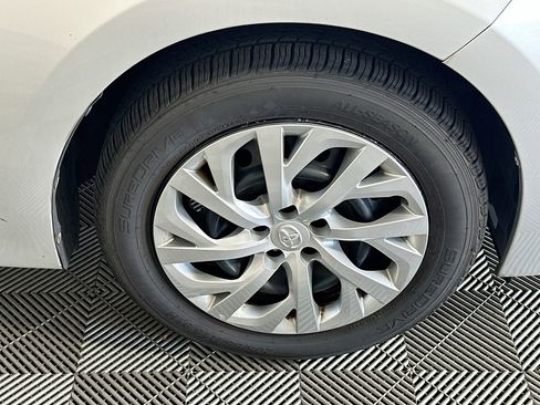 Used 2018 Toyota Corolla LE FWD image 11