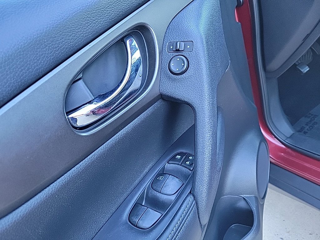 Used 2014 Nissan Rogue S AWD/4WD image 27