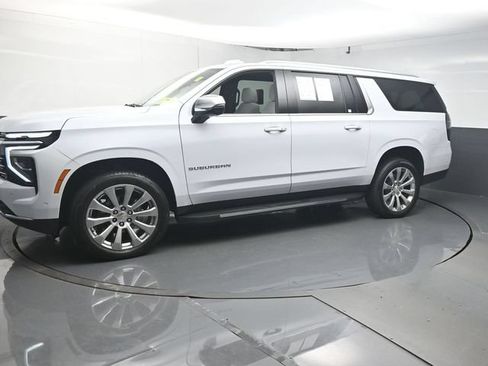 Used 2026 Chevrolet Suburban Premier RWD image 4
