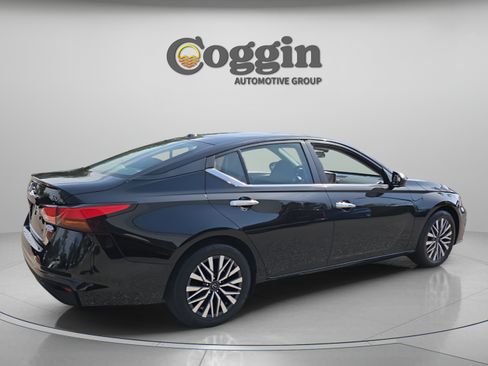 Used 2024 Nissan Altima 2.5 SV FWD image 5