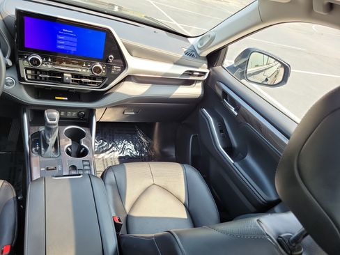 Certified 2025 Toyota Highlander Platinum AWD/4WD image 15