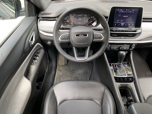 Used 2025 Jeep Compass Latitude w/ Convenience Group AWD/4WD image 25