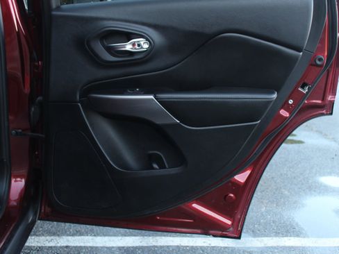 Used 2019 Jeep Cherokee Latitude w/ Cold Weather Group image 16