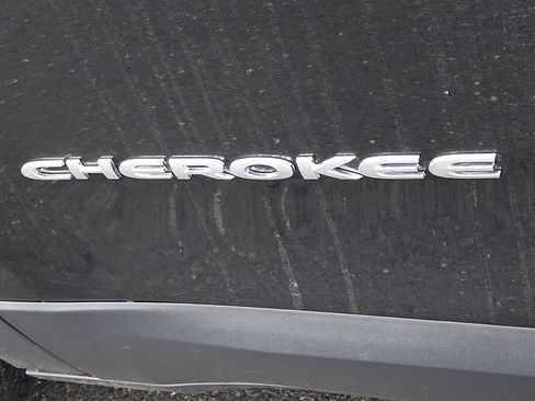 Used 2019 Jeep Cherokee Limited w/ Technology Group image 30