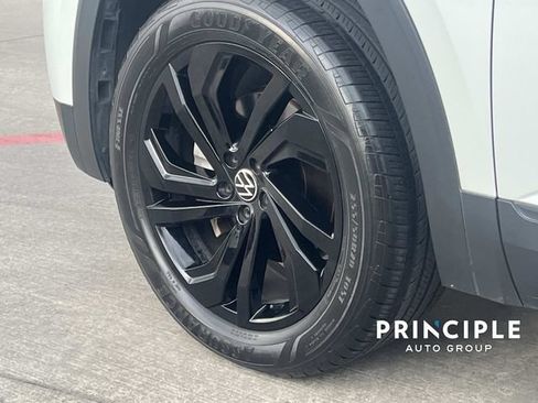 Used 2023 Volkswagen Atlas SE w/ Black Wheel Package FWD image 7