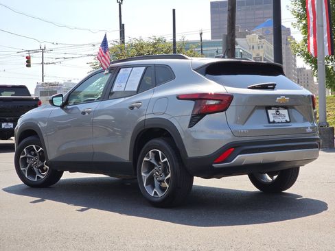 Used 2025 Chevrolet Trax LT FWD image 20