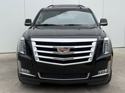 Used 2018 Cadillac Escalade Luxury image 3