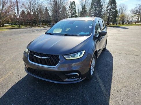 Used 2023 Chrysler Pacifica Touring-L image 2