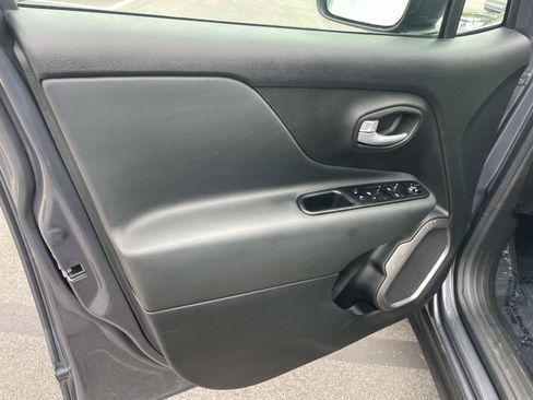 Used 2023 Jeep Renegade Latitude AWD/4WD image 18
