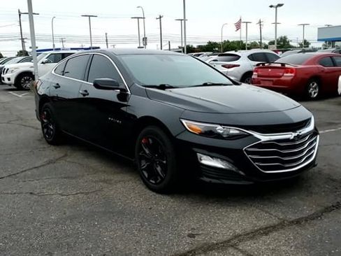 Used 2025 Chevrolet Malibu LT FWD image 2