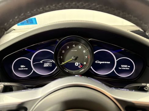 Certified 2022 Porsche Cayenne Platinum Edition image 37