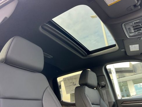 New 2026 GMC Sierra 1500 SLT w/ SLT Convenience Package image 15