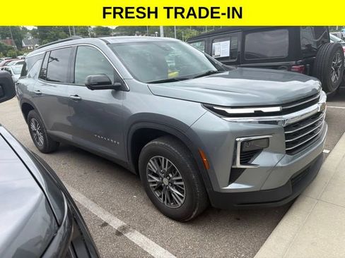 Used 2025 Chevrolet Traverse LT w/ Driver Confidence Package FWD image 1