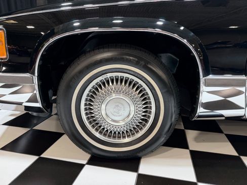 Used 1995 Cadillac Fleetwood Brougham RWD image 32