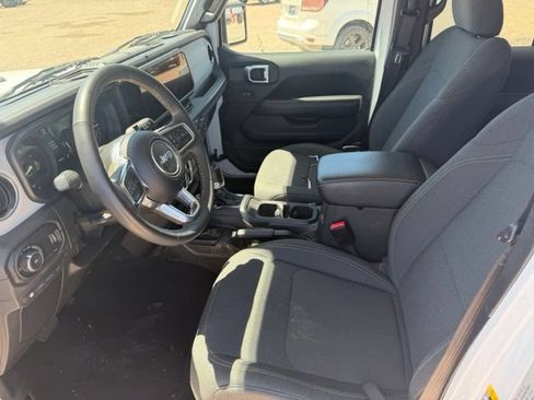 Used 2024 Jeep Wrangler Unlimited Sahara AWD/4WD image 5