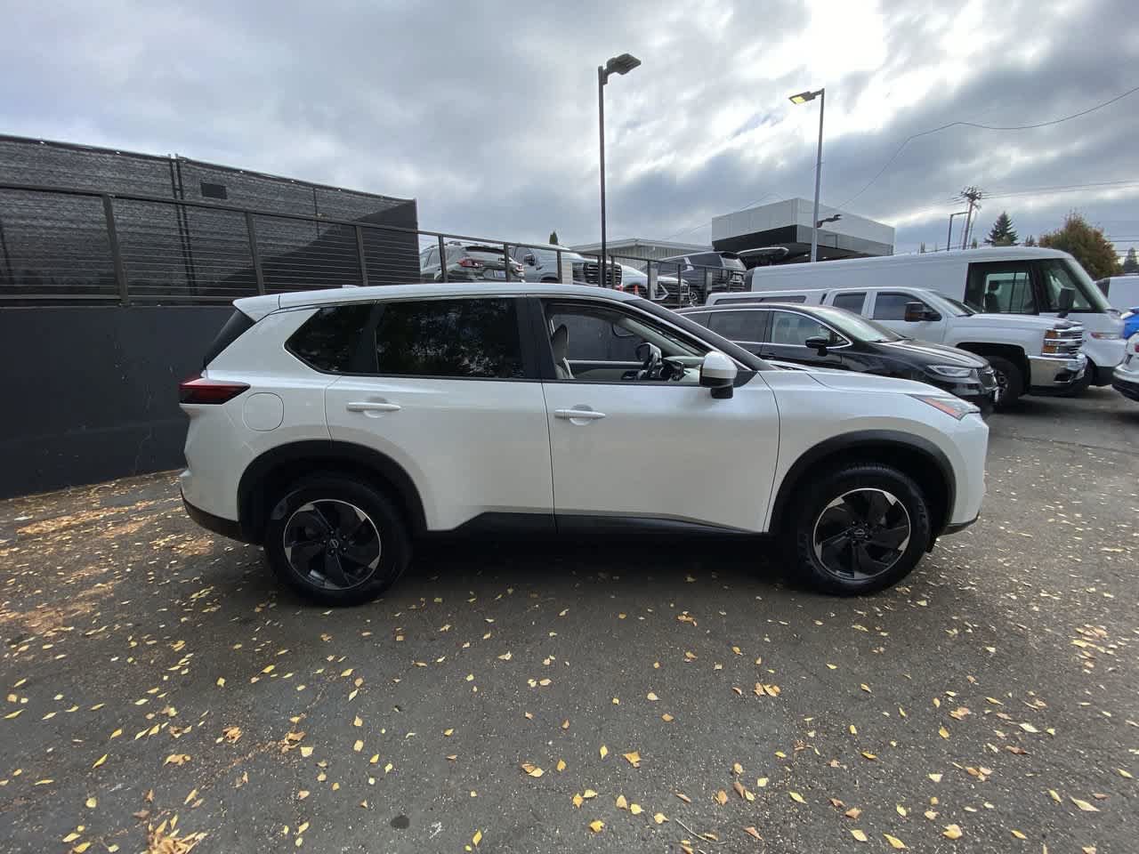 Used 2025 Nissan Rogue SV AWD/4WD image 7