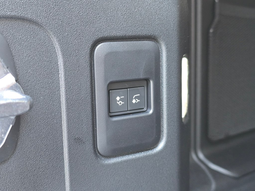 New 2026 Land Rover Defender 110 X-Dynamic SE AWD/4WD image 13