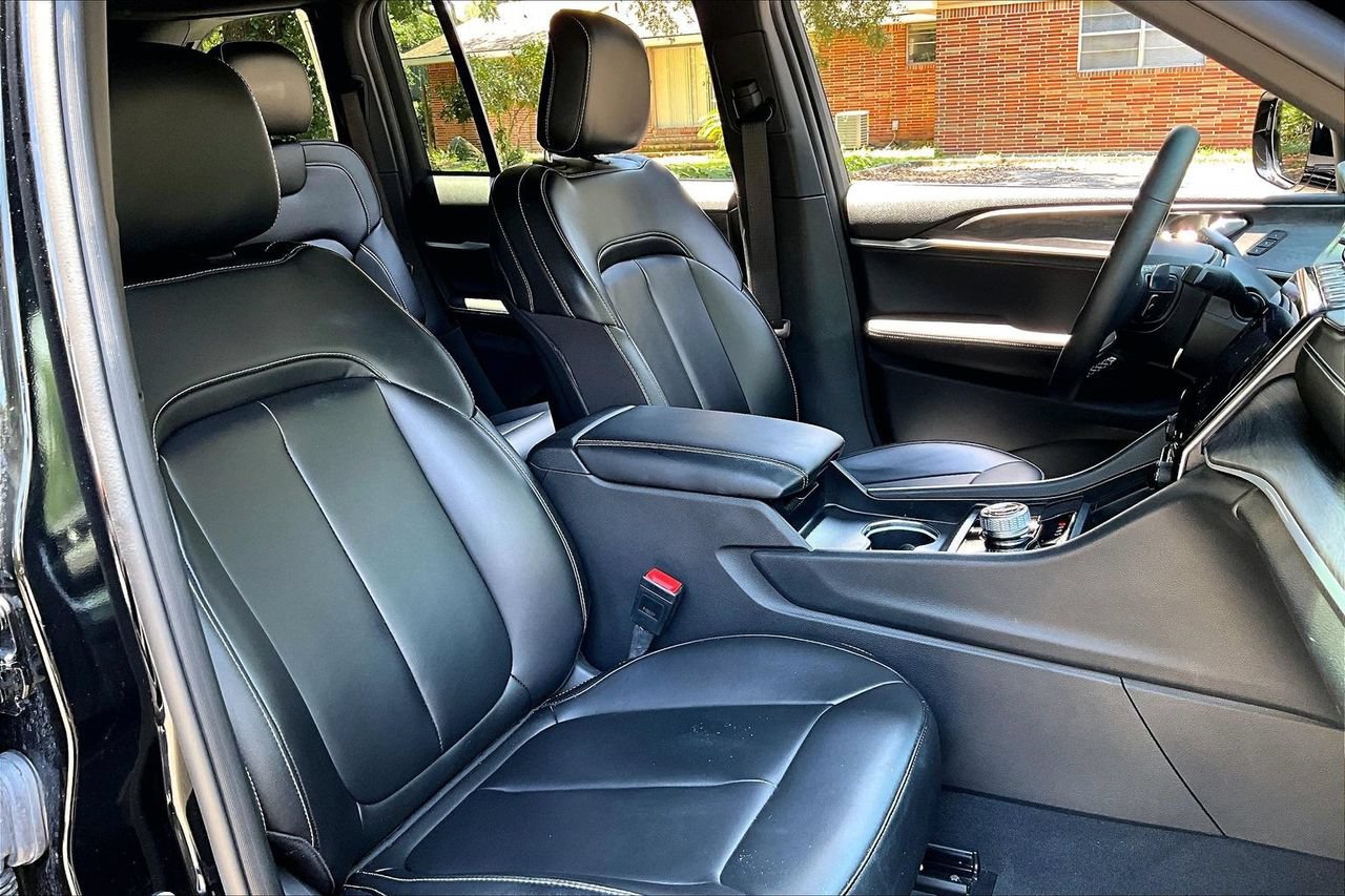 Used 2025 Jeep Grand Cherokee Limited w/ Black Appearance Package RWD image 29