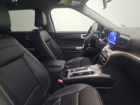 Used 2023 Ford Explorer XLT w/ Equipment Group 202A AWD/4WD image 21