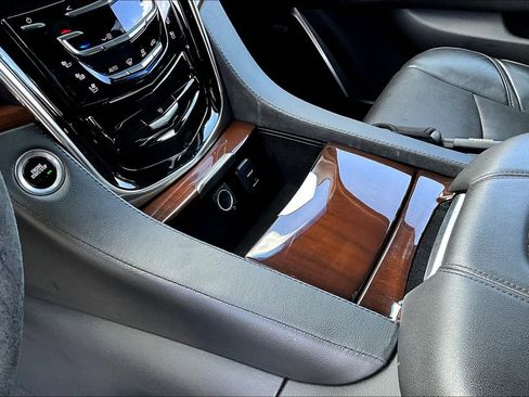 Used 2019 Cadillac Escalade ESV Luxury image 15