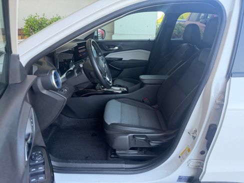 Used 2025 Chevrolet Trax LT w/ LT Convenience Package FWD image 27