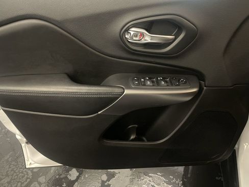 Used 2019 Jeep Cherokee Latitude w/ Popular Appearance Group AWD/4WD image 14
