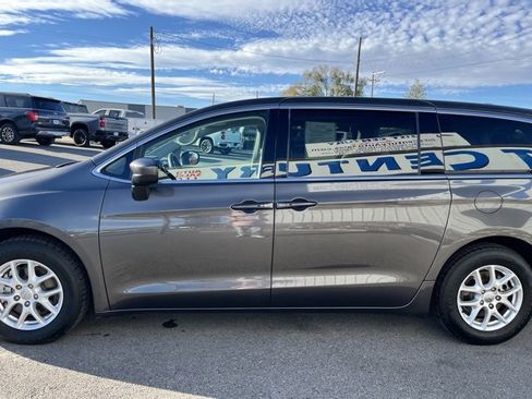 Used 2019 Chrysler Pacifica Touring image 6