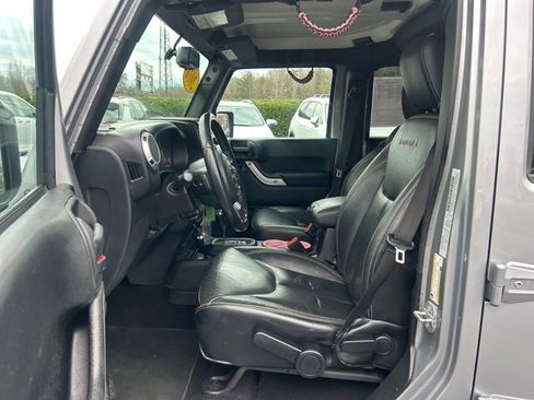 Used 2016 Jeep Wrangler Unlimited Sahara w/ Connectivity Group image 12