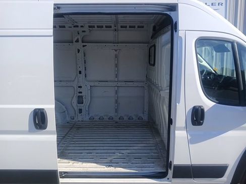 Used 2024 RAM ProMaster 2500 w/ Convenience Group FWD image 4