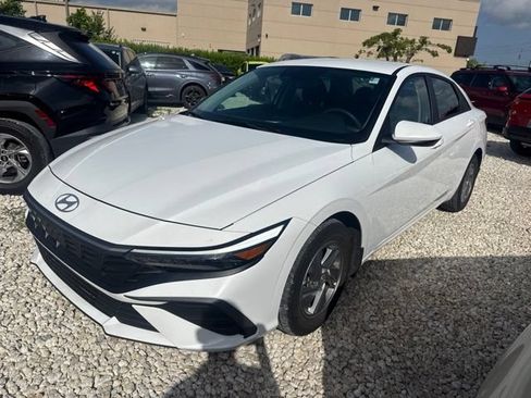 Certified 2024 Hyundai Elantra SE FWD image 1