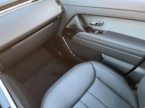 Used 2025 Land Rover Range Rover Sport SE image 14