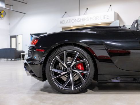 Used 2021 Audi R8 V10 w/ Premium Package image 24