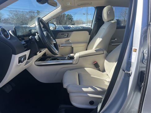 Used 2023 Mercedes-Benz GLA 250 4MATIC w/ Premium Package image 16