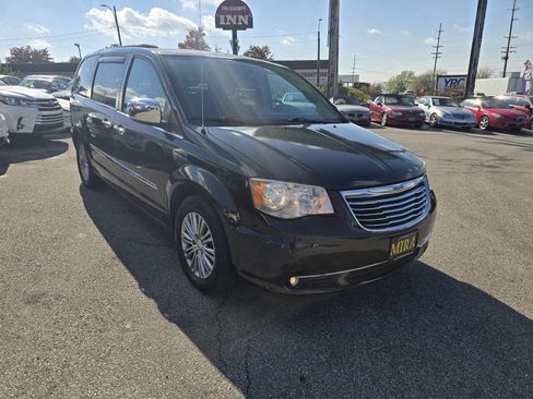 Used 2014 Chrysler Town & Country Touring-L w/ Driver Convenience Group image 6