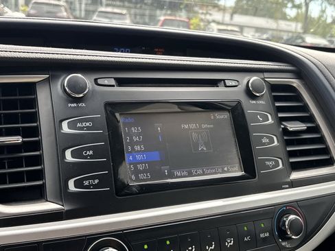 Used 2017 Toyota Highlander LE AWD/4WD image 12