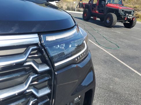 Certified 2025 Ford Explorer Platinum w/ Ultimate Package image 3