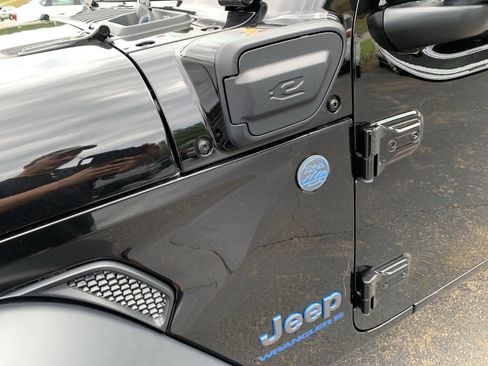 Used 2024 Jeep Wrangler Unlimited w/ Convenience Group AWD/4WD image 10