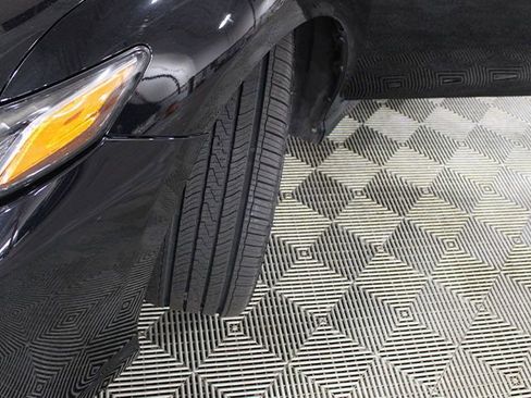 Used 2018 Toyota Camry SE w/ Moonroof Package image 18