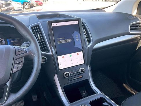 Certified 2022 Ford Edge SE image 9