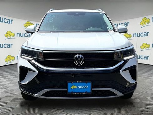 Used 2023 Volkswagen Taos SE w/ Panoramic Sunroof Package AWD/4WD image 2