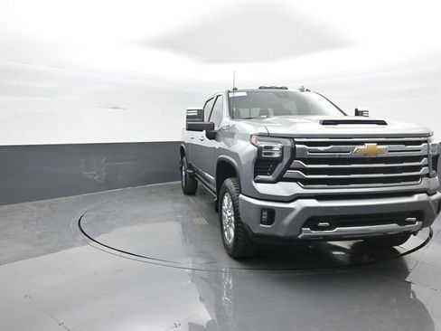 Used 2024 Chevrolet Silverado 2500 High Country w/ High Country Premium Package AWD/4WD image 2