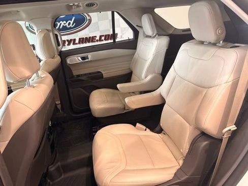 Used 2020 Ford Explorer Platinum w/ Premium Technology Package AWD/4WD image 18