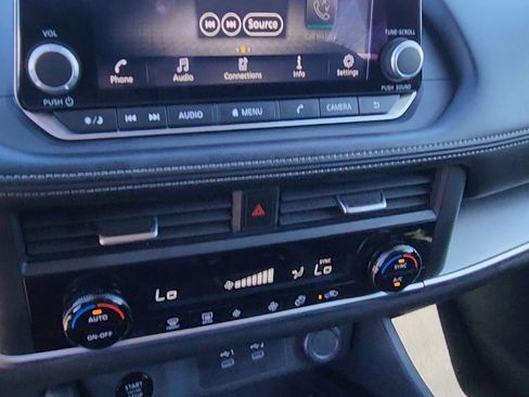 Used 2025 Nissan Rogue SV image 37