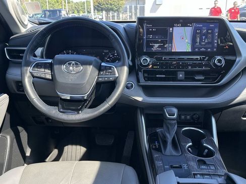 Used 2021 Toyota Highlander Platinum FWD image 20