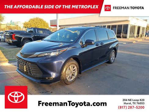 Used 2024 Toyota Sienna LE image 1