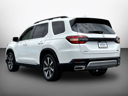 Used 2024 Honda Pilot Touring image 4