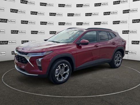 Used 2025 Chevrolet Trax LT w/ LT Convenience Package image 2