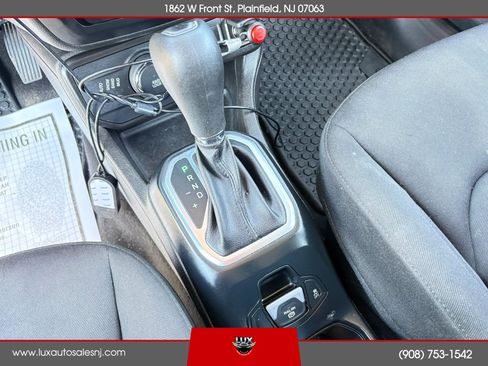 Used 2021 Jeep Renegade Latitude w/ Convenience Group AWD/4WD image 32