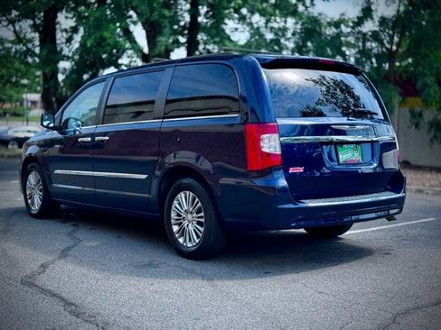 Used 2015 Chrysler Town & Country Touring-L w/ Driver Convenience Group FWD image 5